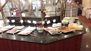 A buffet counter with various food items and utensils. - Mercure Bad Duerkheim an den Salinen (Bad Durkheim)