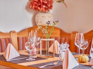 2 restaurants servant le petit déjeuner, le déjeuner et le dîner