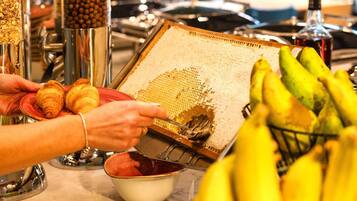 Tägliches Frühstücksbuffet (18 EUR pro Person)