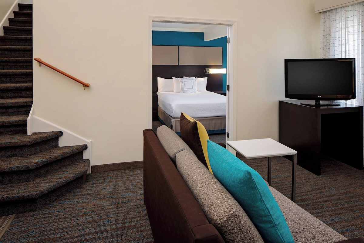 Suite, 2 Bedrooms (Bi-Level) | Premium bedding, in-room safe, individually decorated