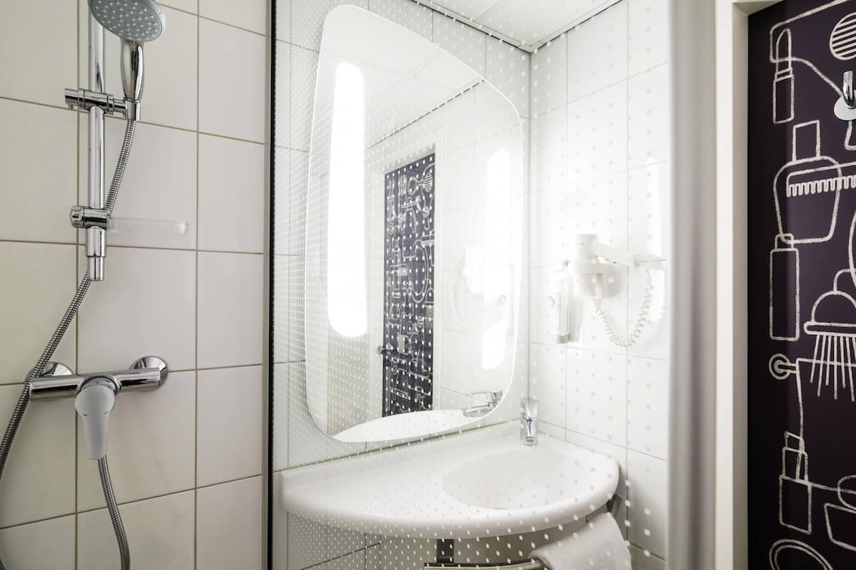 in-room safe, desk, laptop workspace, blackout curtains