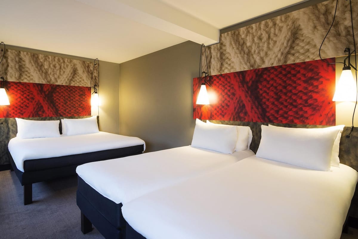 Superior-huone, useita sänkyjä | Tallelokero huoneessa, työpöytä