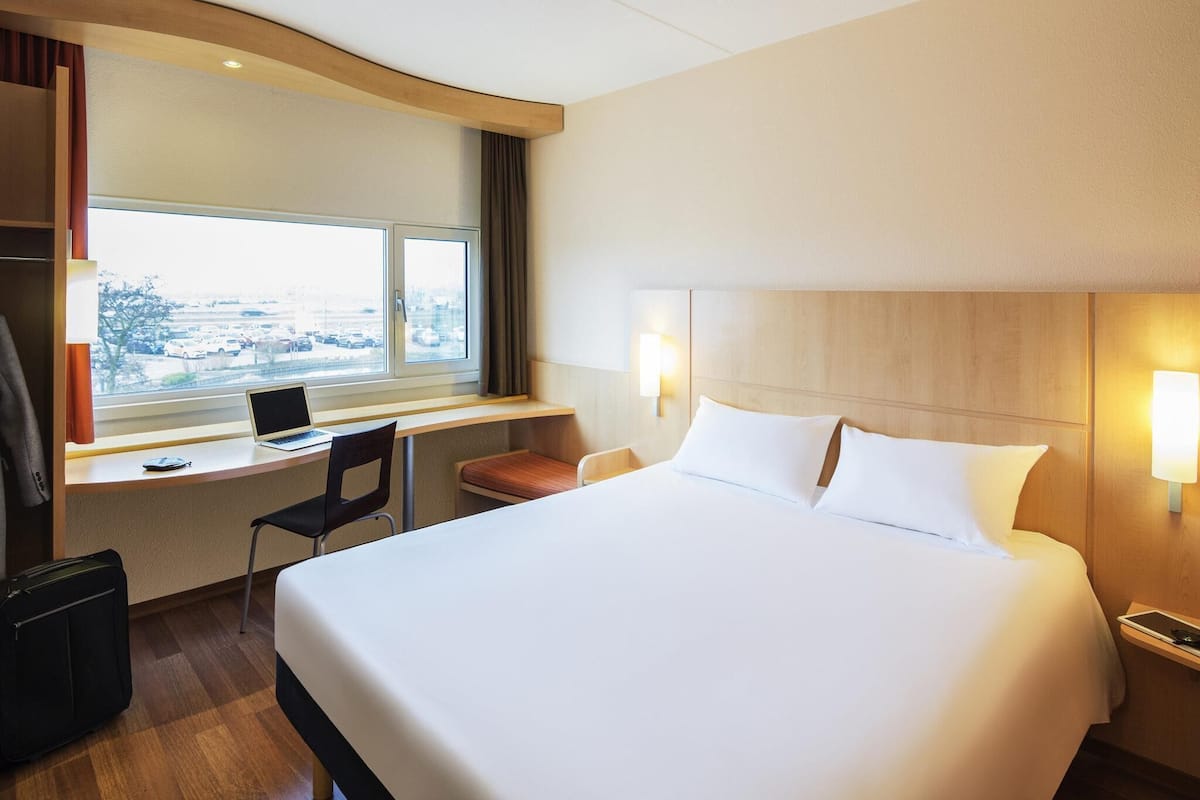 Huone, 1 parisänky | Tallelokero huoneessa, työpöytä