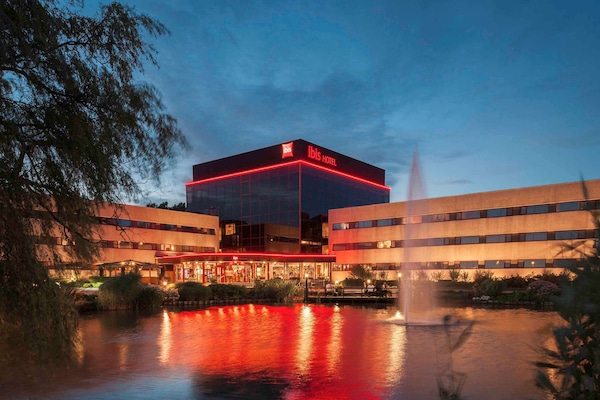 2 restaurants, breakfast, lunch, dinner served; international cuisine