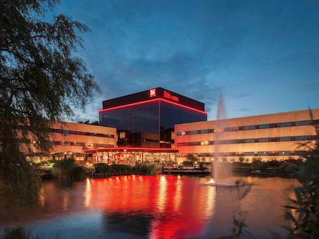 2 间餐厅,供应早餐、午餐和晚餐,国际美食