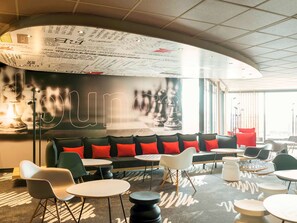 2 restaurants; breakfast, lunch, dinner and brunch served  - Hotel ibis Schiphol Amsterdam Airport (Badhoevedorp)