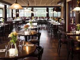 2 restaurantes; se sirve desayuno, almuerzo, cena y brunch