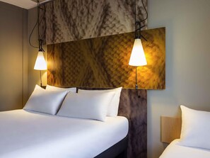 In-room safe, desk, laptop workspace, blackout curtains - Hotel ibis Schiphol Amsterdam Airport (Badhoevedorp)