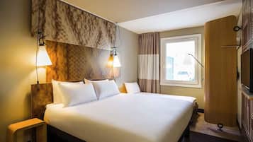 Habitación superior, 1 cama matrimonial y sofá cama | Caja de seguridad en la habitación y escritorio