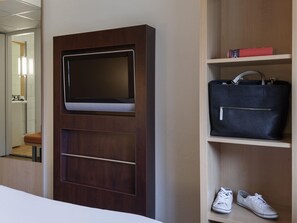 In-room safe, desk, laptop workspace, blackout curtains - Hotel ibis Schiphol Amsterdam Airport (Badhoevedorp)