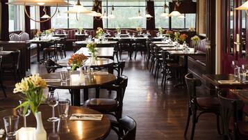 2 restaurants, serveren ontbijt, lunch, diner, internationale gerechten