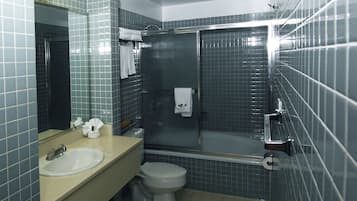 Kombinasi shower/bathtub dan perlengkapan mandi gratis