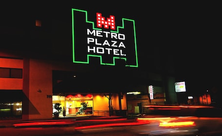 Fachada da propriedade à noite. Metro Plaza Hotel