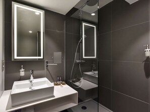 Premium bedding, in-room safe, laptop workspace, blackout drapes