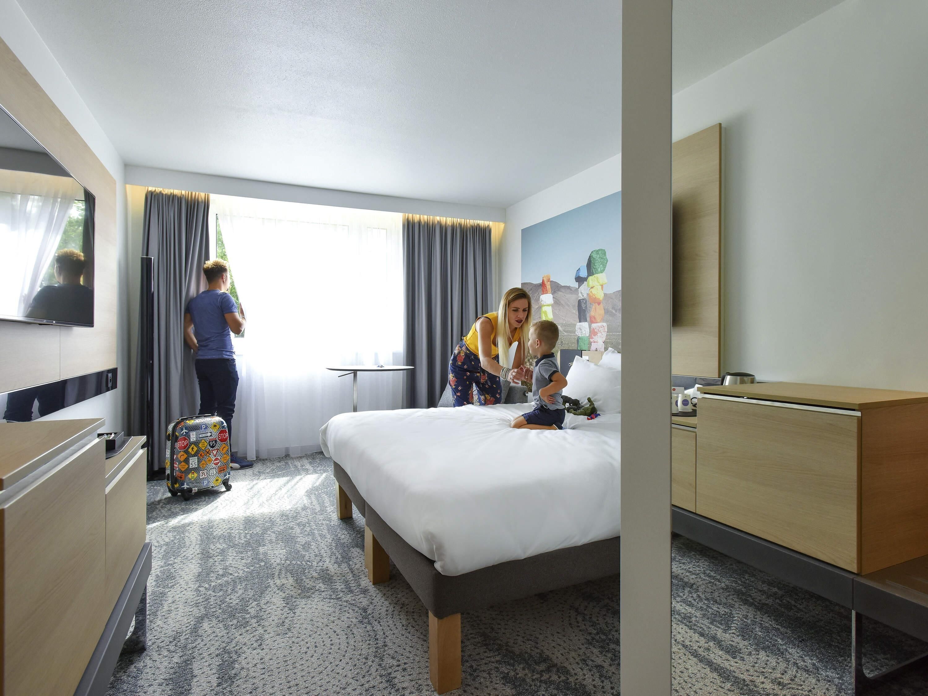 Luxe beddengoed, een kluis op de kamer, een laptopwerkplek