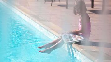 Piscine extérieure (ouverte en saison), chaises longues