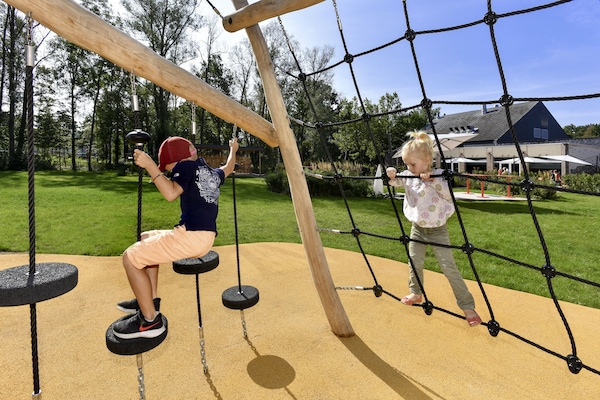 Zona de jocs infantil: a l'aire lliure