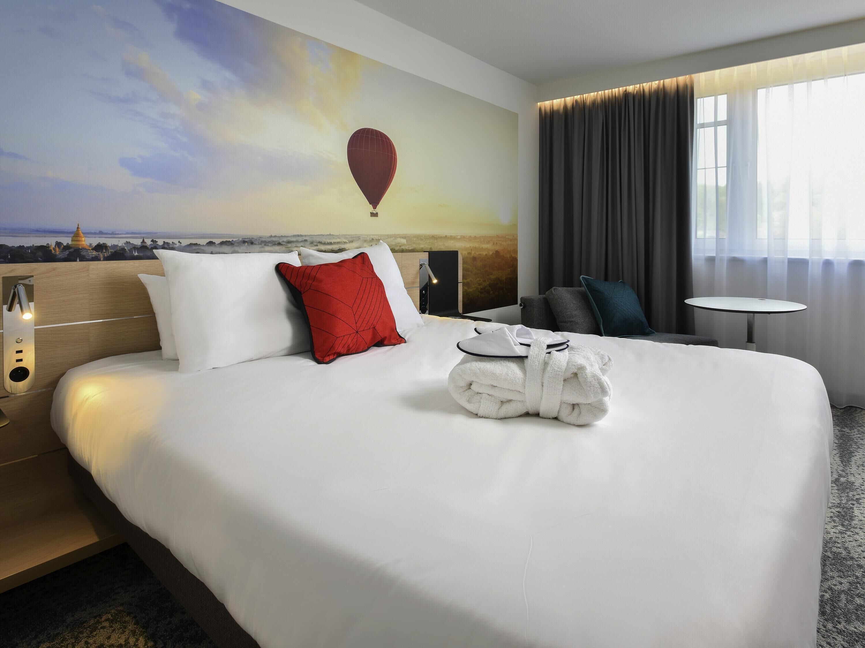 Luxe beddengoed, een kluis op de kamer, een laptopwerkplek