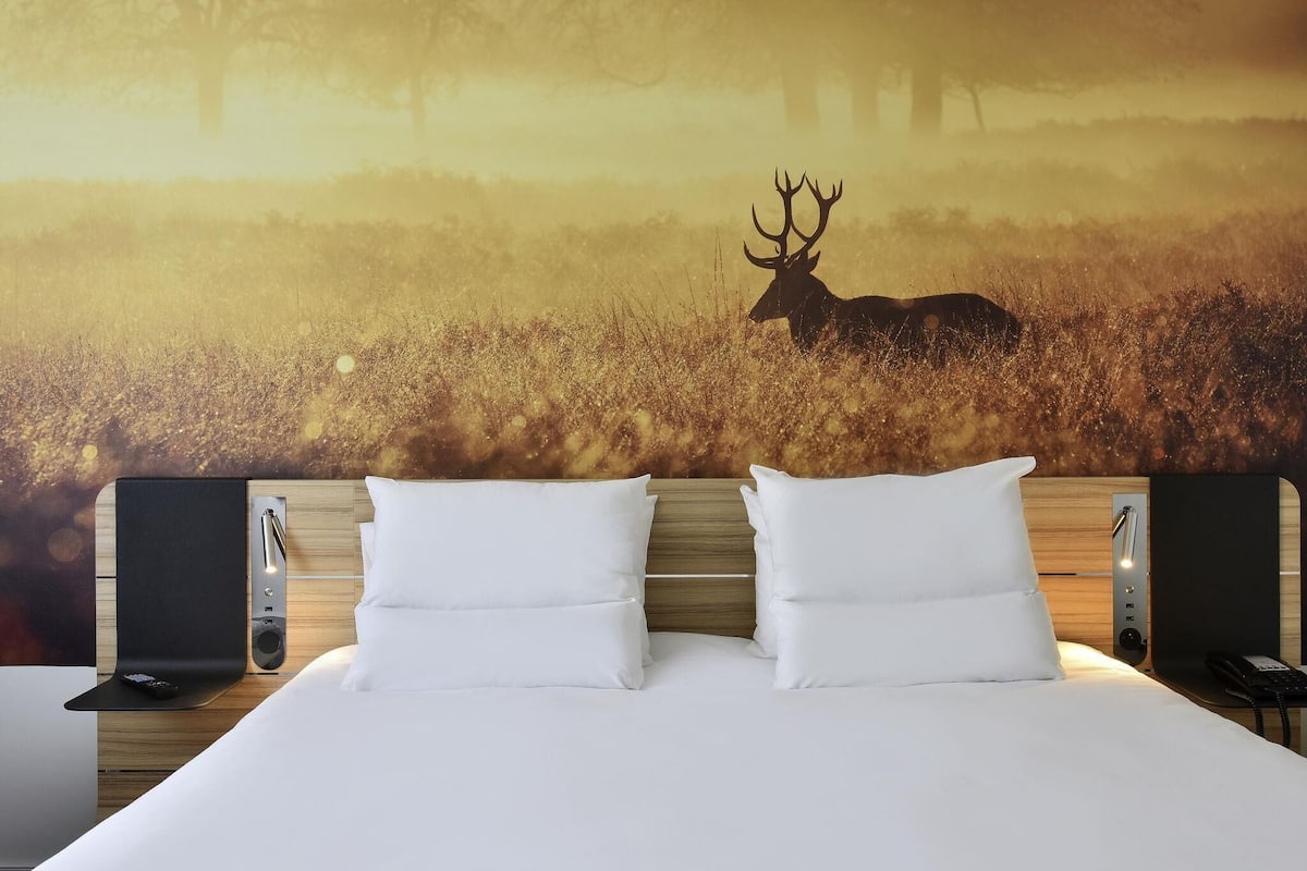 Habitación superior, 1 cama King size y sofá cama | Ropa de cama de alta calidad y caja de seguridad en la habitación