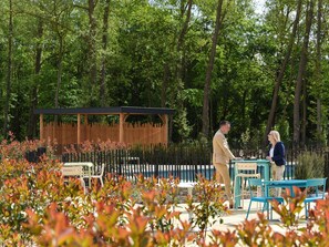 Alberca al aire libre por temporada y camastros 