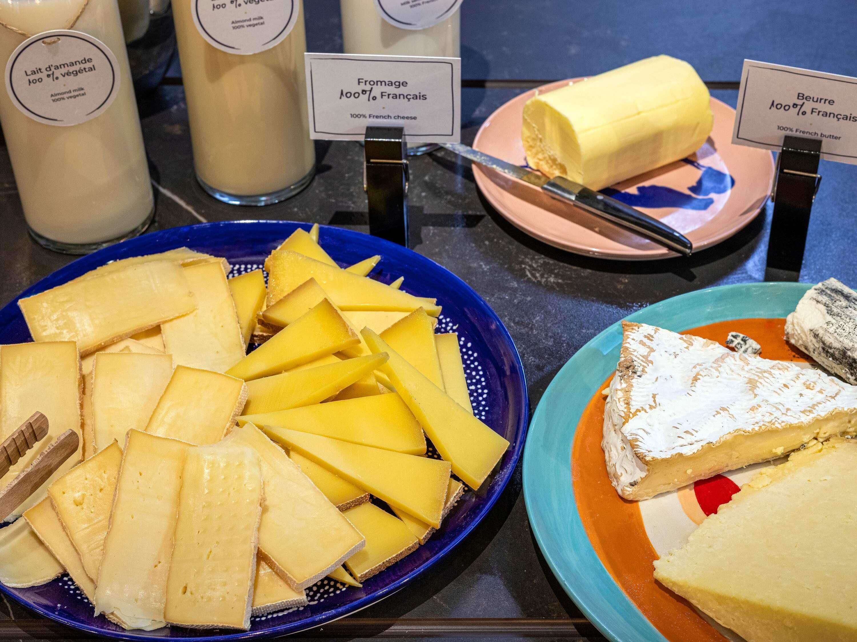 Una exhibición de diversos productos lácteos, como queso, mantequilla y leche.