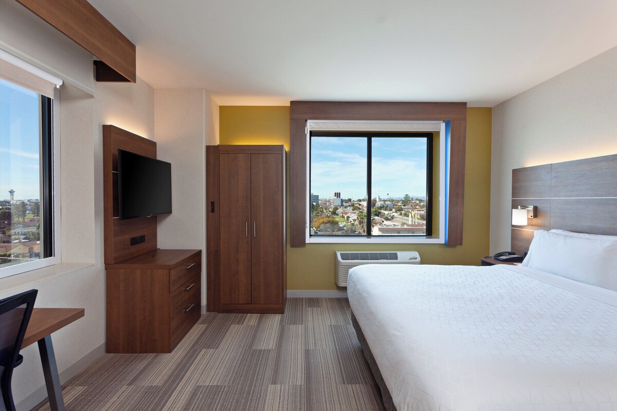 In-room safe, desk, laptop workspace, soundproofing