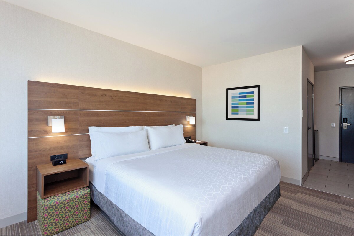 In-room safe, desk, laptop workspace, soundproofing
