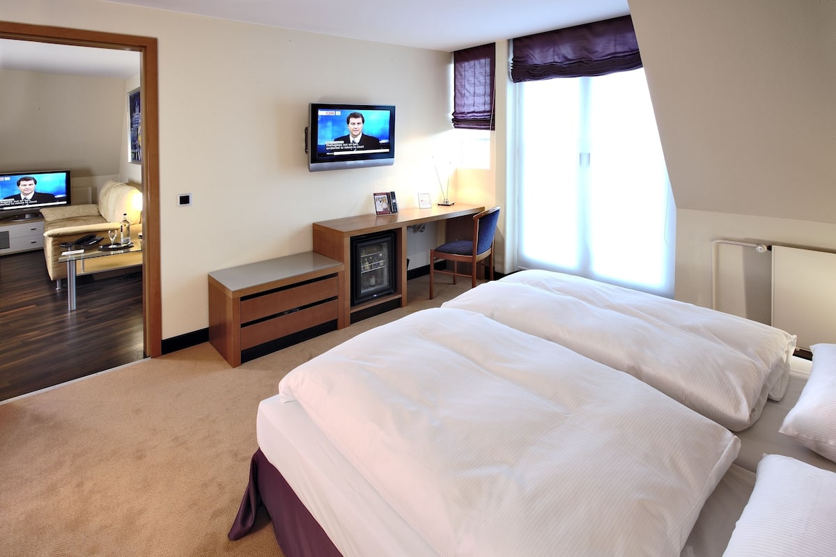 Suite | Hypo-allergenic bedding, in-room safe, desk, blackout drapes