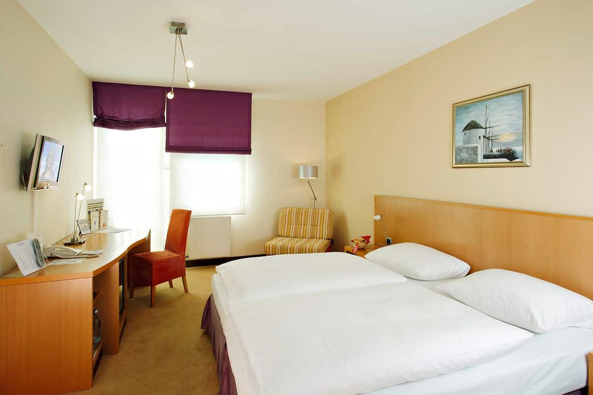 Hypo-allergenic bedding, in-room safe, desk, blackout drapes