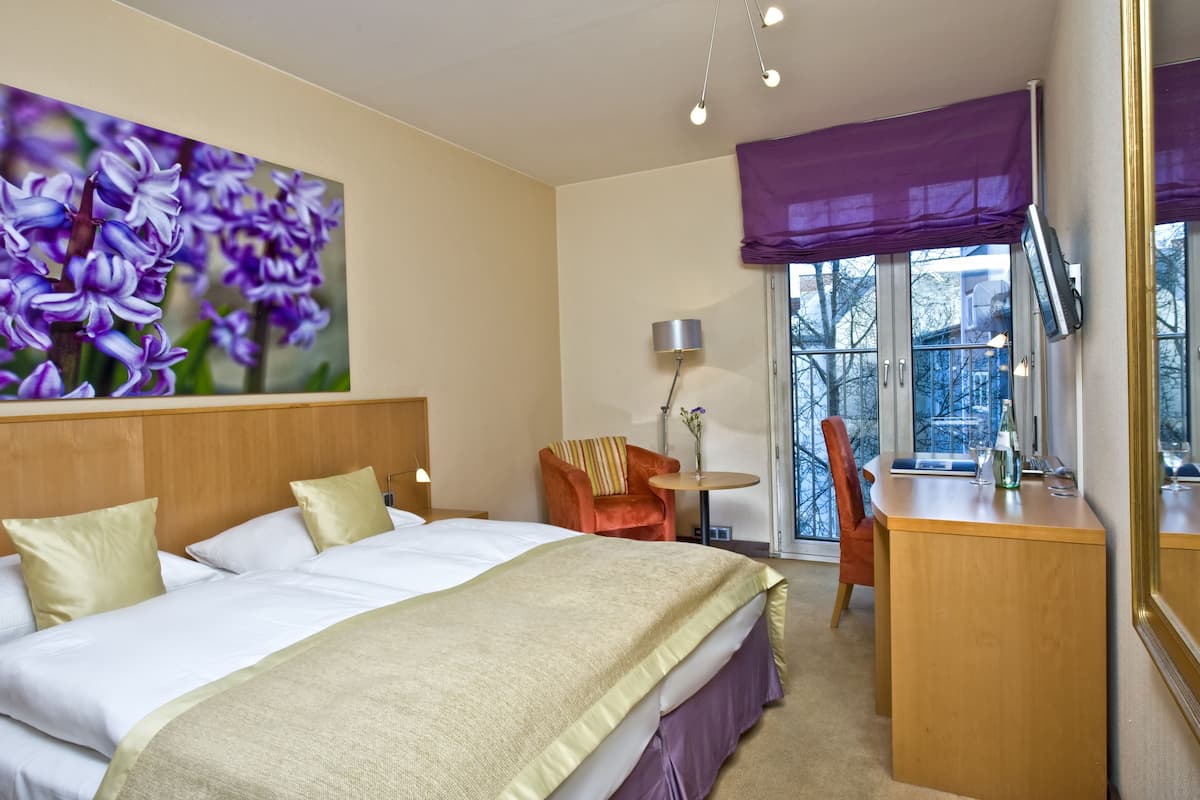 Hypo-allergenic bedding, in-room safe, desk, blackout drapes