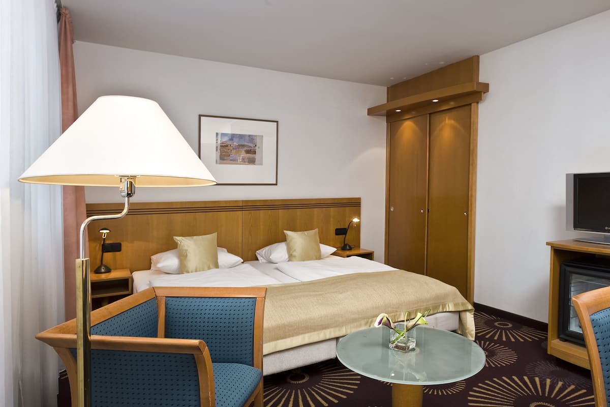 Hypo-allergenic bedding, in-room safe, desk, blackout drapes