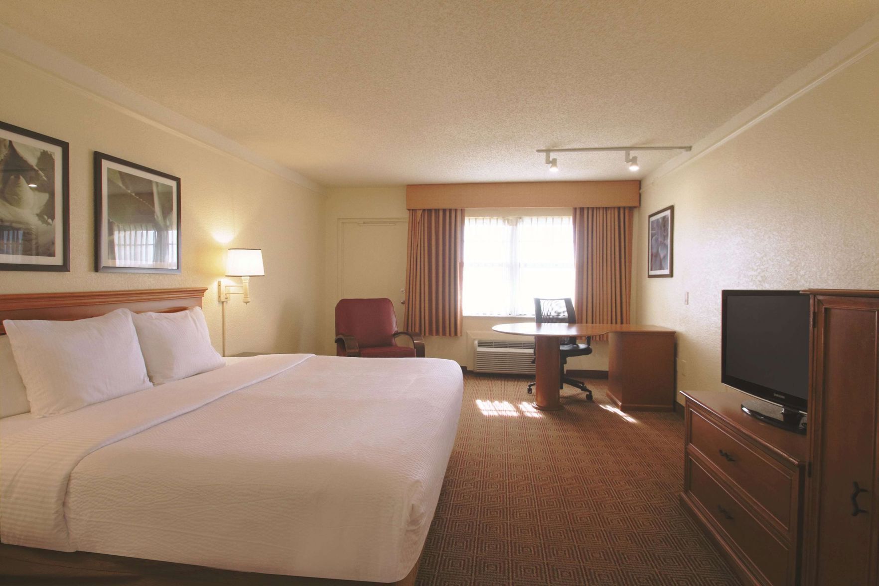 Pillowtop beds, desk, laptop workspace, blackout drapes