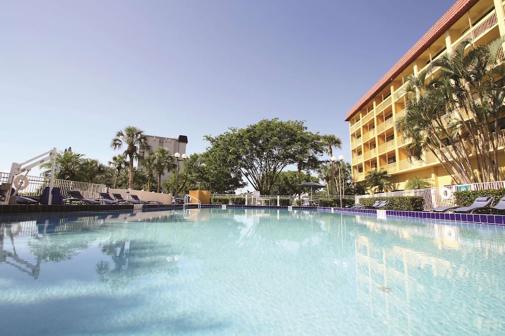 La Quinta Inn & Suites by Wyndham Coral Springs Univ Dr