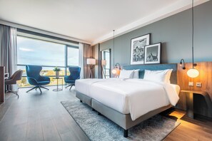 Hypo-allergenic bedding, in-room safe, desk, blackout curtains