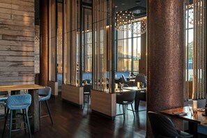 Petit déjeuner, déjeuner et dîner servis sur place