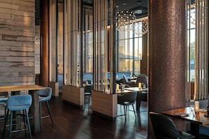 Petit déjeuner, déjeuner et dîner servis sur place