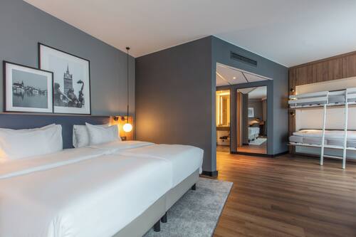 Habitación familiar | Ropa de cama hipoalergénica, caja fuerte, escritorio y cortinas opacas