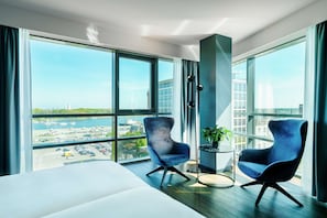 Junior Suite | Hypo-allergenic bedding, in-room safe, desk, laptop workspace