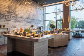 Petit déjeuner buffet (24 EUR par personne)