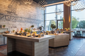 Petit déjeuner buffet (24 EUR par personne)