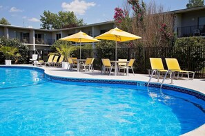 Outdoor pool - Inn at Historic Concord (Concord)