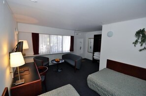 Desk, iron/ironing board, cots/infant beds, free WiFi - Hotel La Tour (Aarhus)