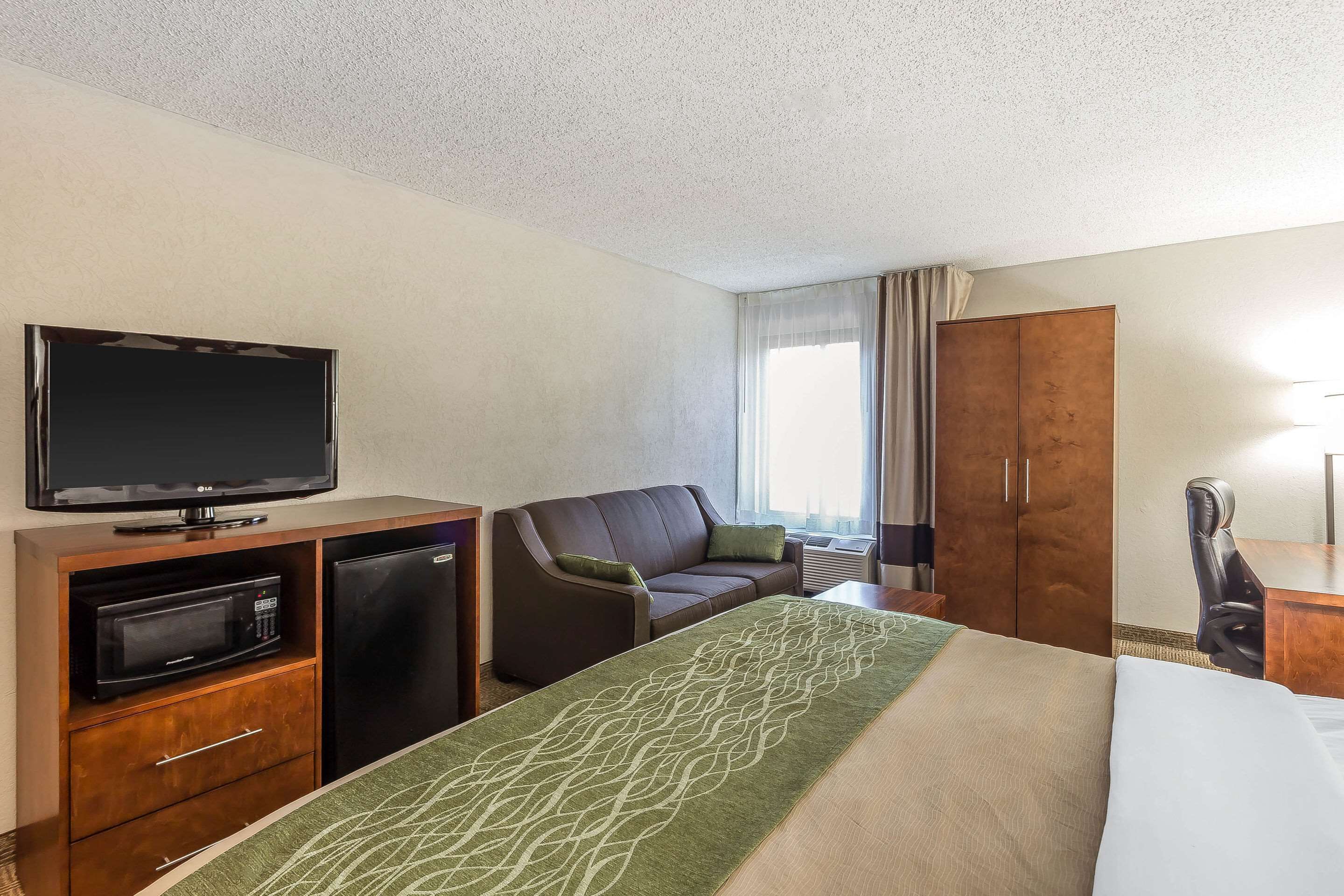 standard room, 1 king bed, non smoking | desk, laptop workspace, blackout curtains, iron/ironing board