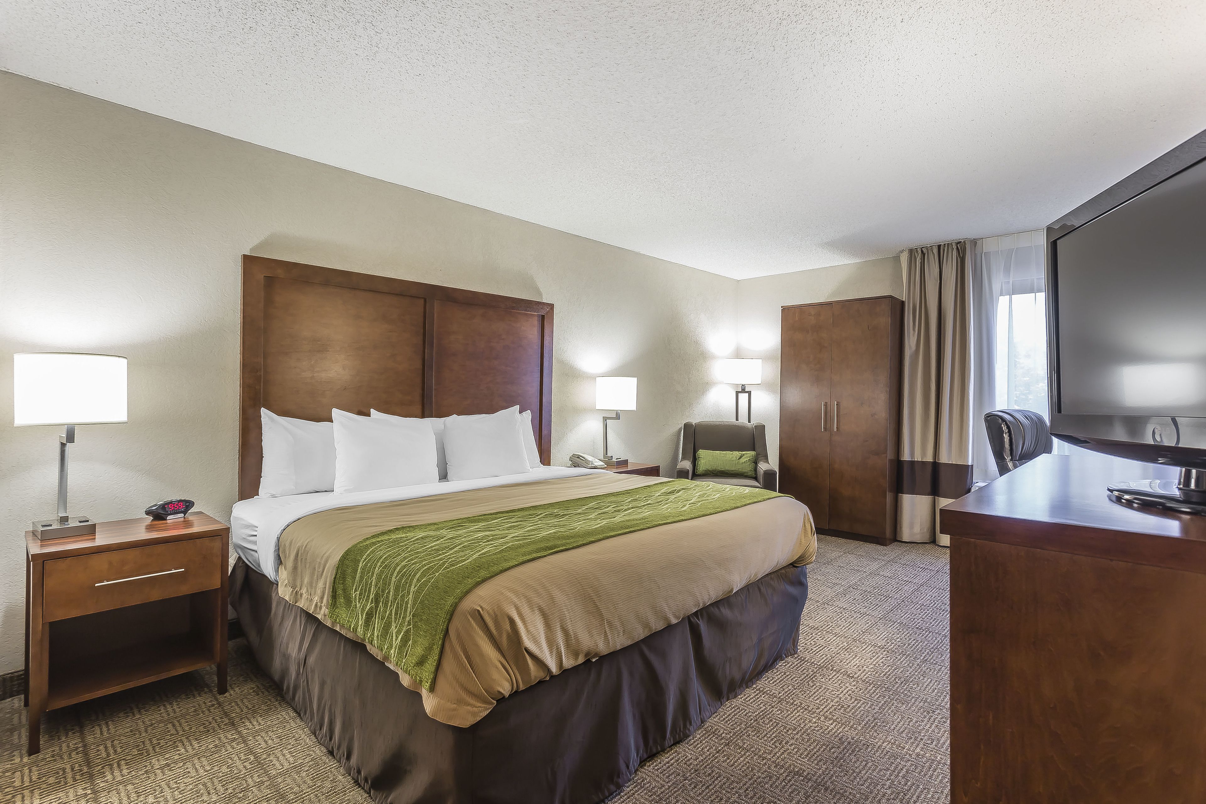 standard room, 1 king bed, non smoking | desk, laptop workspace, blackout curtains, iron/ironing board