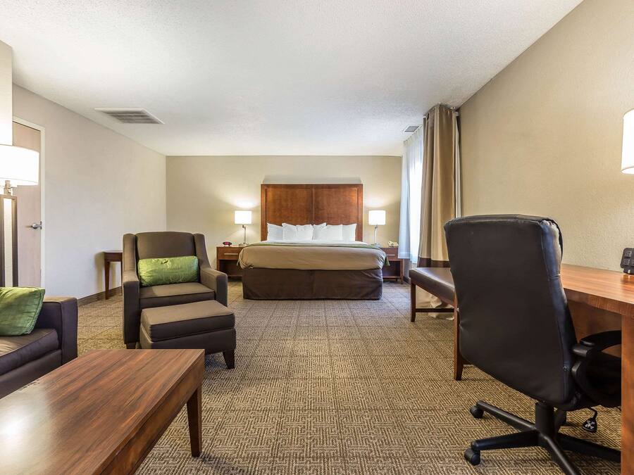 Escritorio, espacio para trabajar con laptop y cortinas blackout