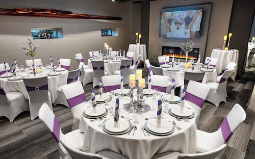 Holiday Inn Manhattan at the Campus by IHG