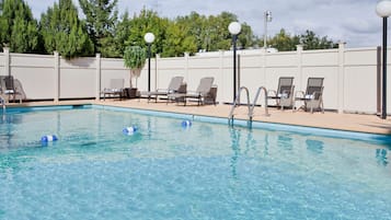 Una piscina al aire libre de temporada