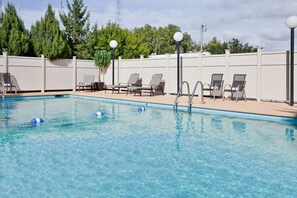 Piscine extérieure en saison