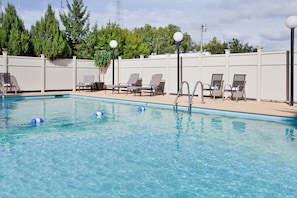 Piscine extérieure (ouverte en saison), chaises longues