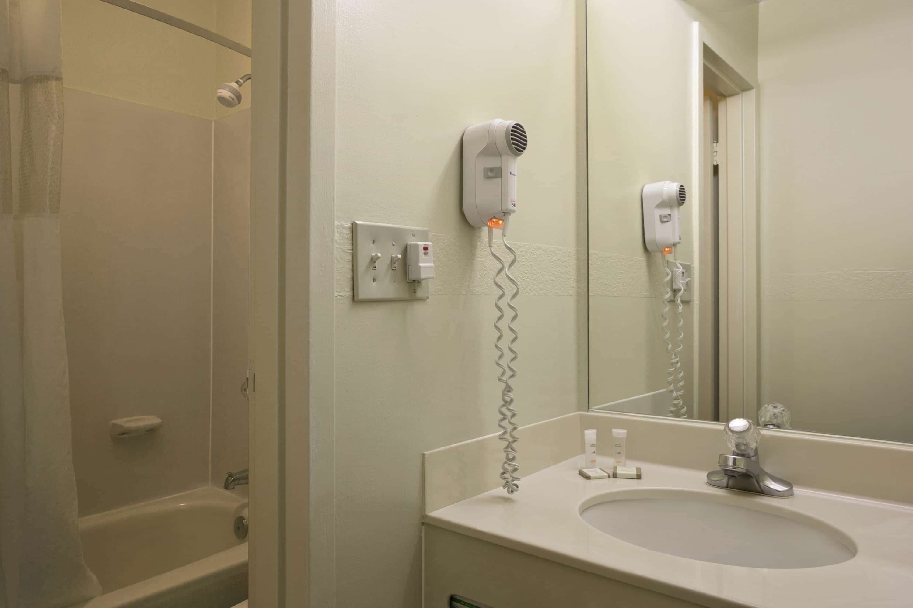 Travelodge by Wyndham Lansing IL